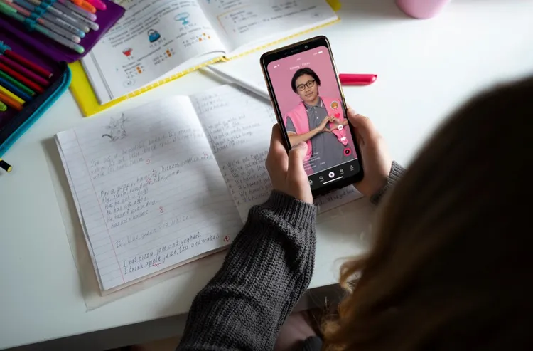 Los celulares distraen a los estudiantes de sus materias / FREEPIK