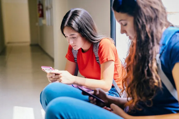 Los alumnos sólo podrán usar los teléfonos para comunicarse con su padres / FREEPIK
