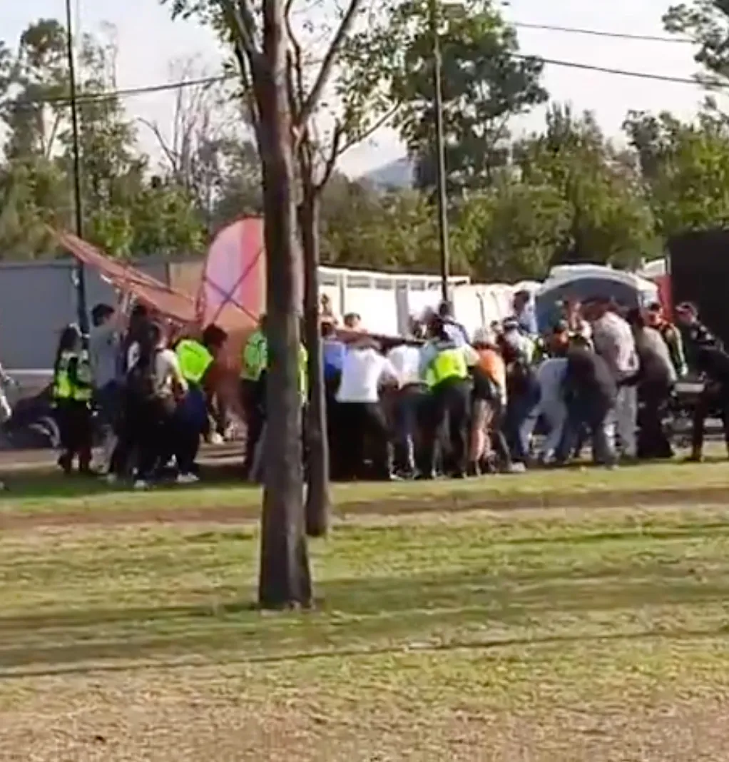 La gente corrió a mover la estructura en el festival Ceremonia / Redes Sociales