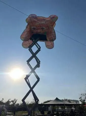 Una de estas estructuras golpeó a dos fotógrafos causándoles la muerte / Redes Sociales