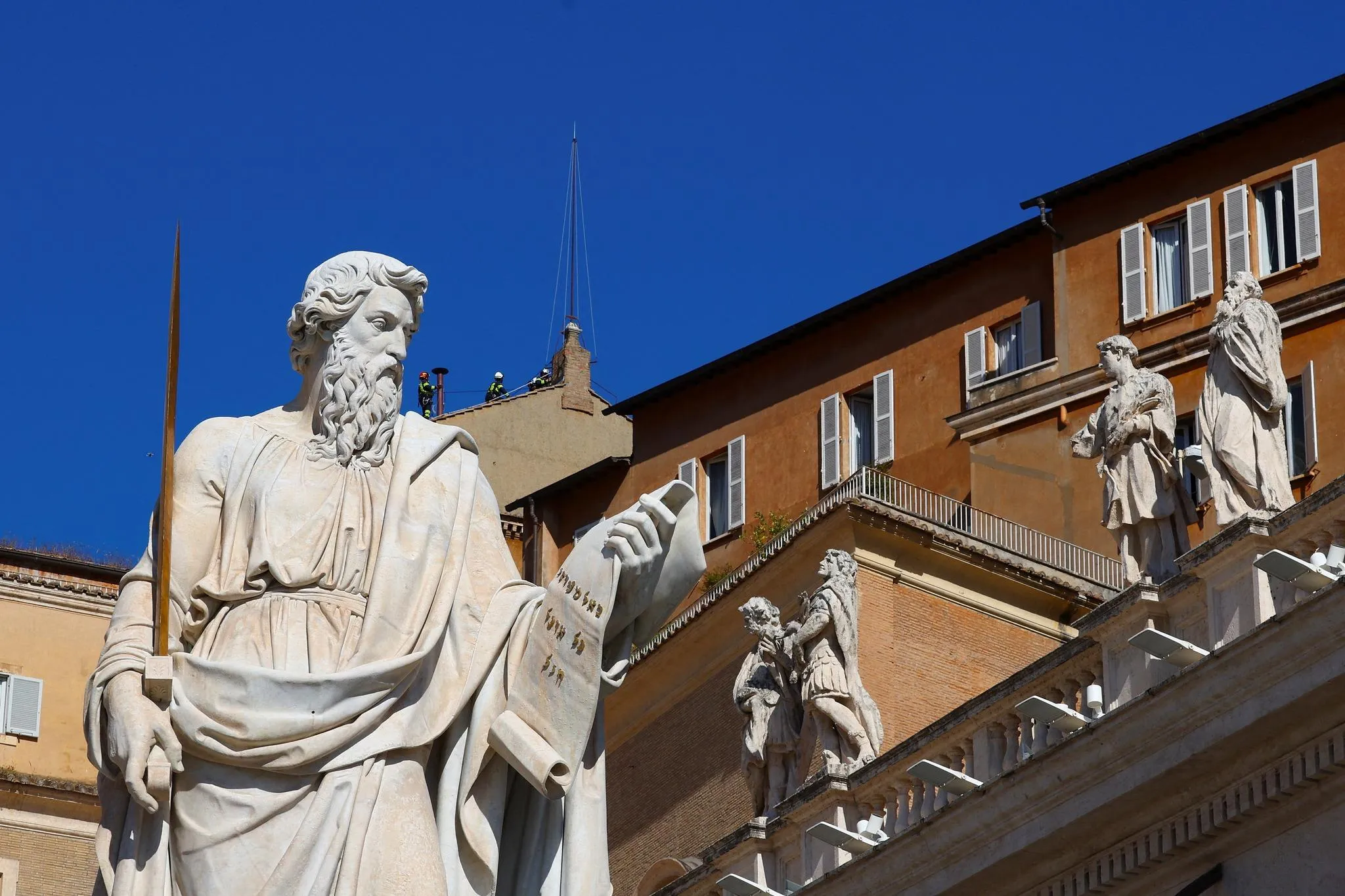 Los bomberos subieron a lo alto de la Capilla Sixtina para instalar la chimenea / Redes Sociales