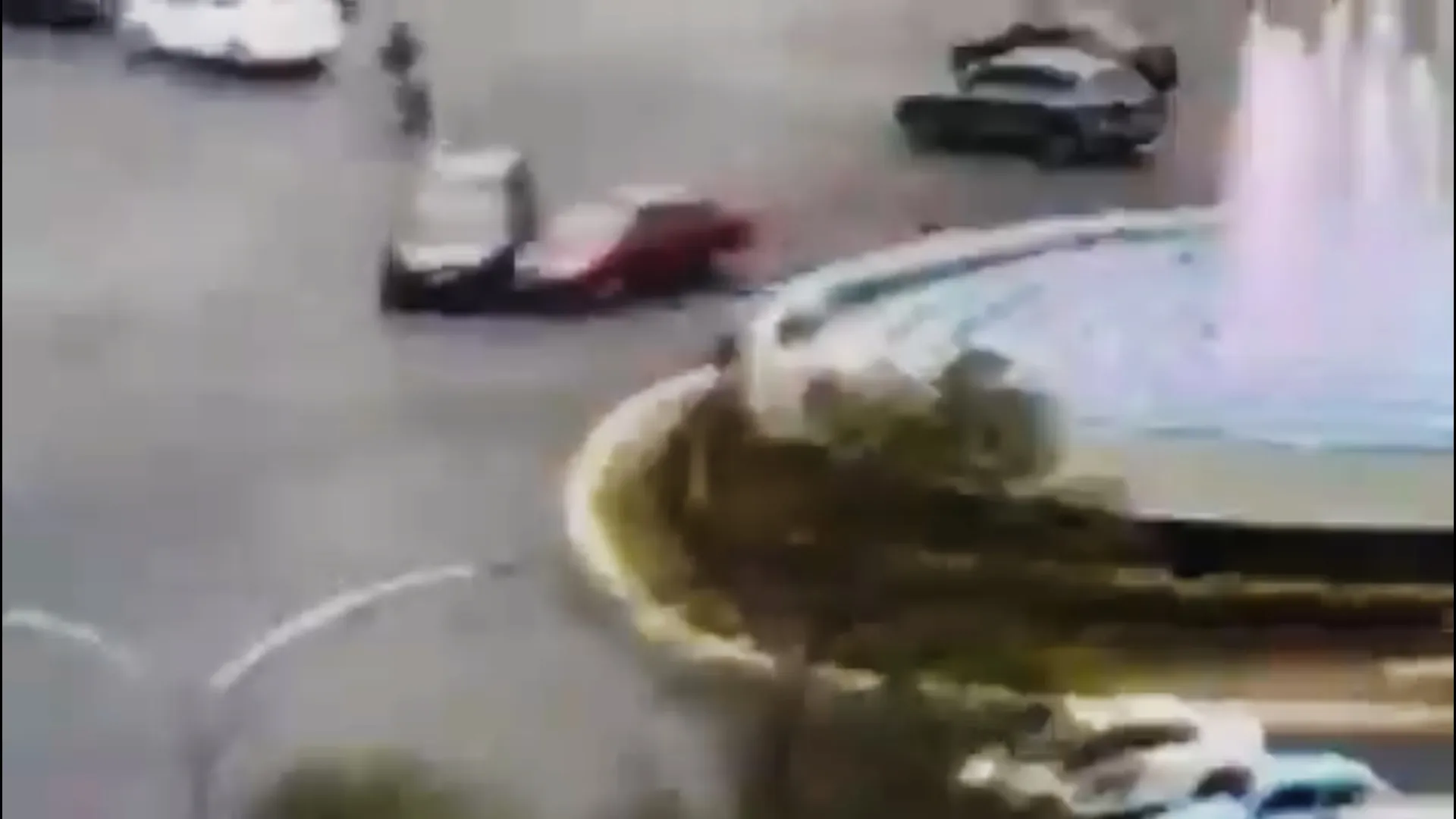 El auto rojo fue quien impactó a la camioneta negra / Redes Sociales