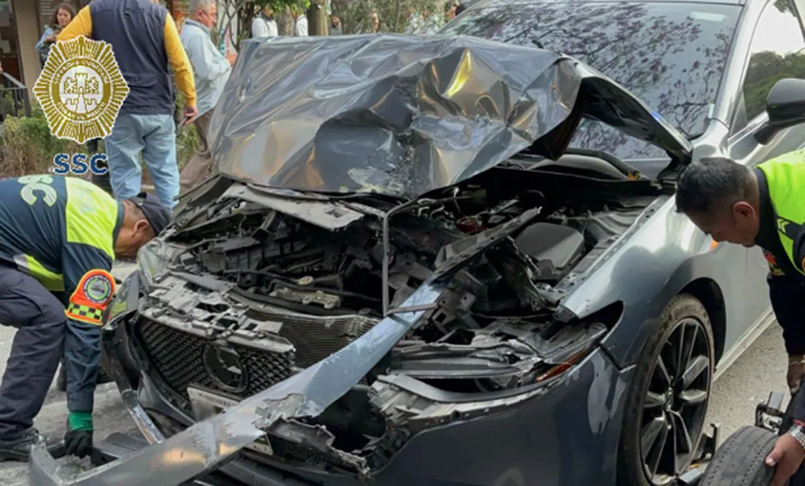 El vehículo quedo destrozado de la parte de adelante / Especial