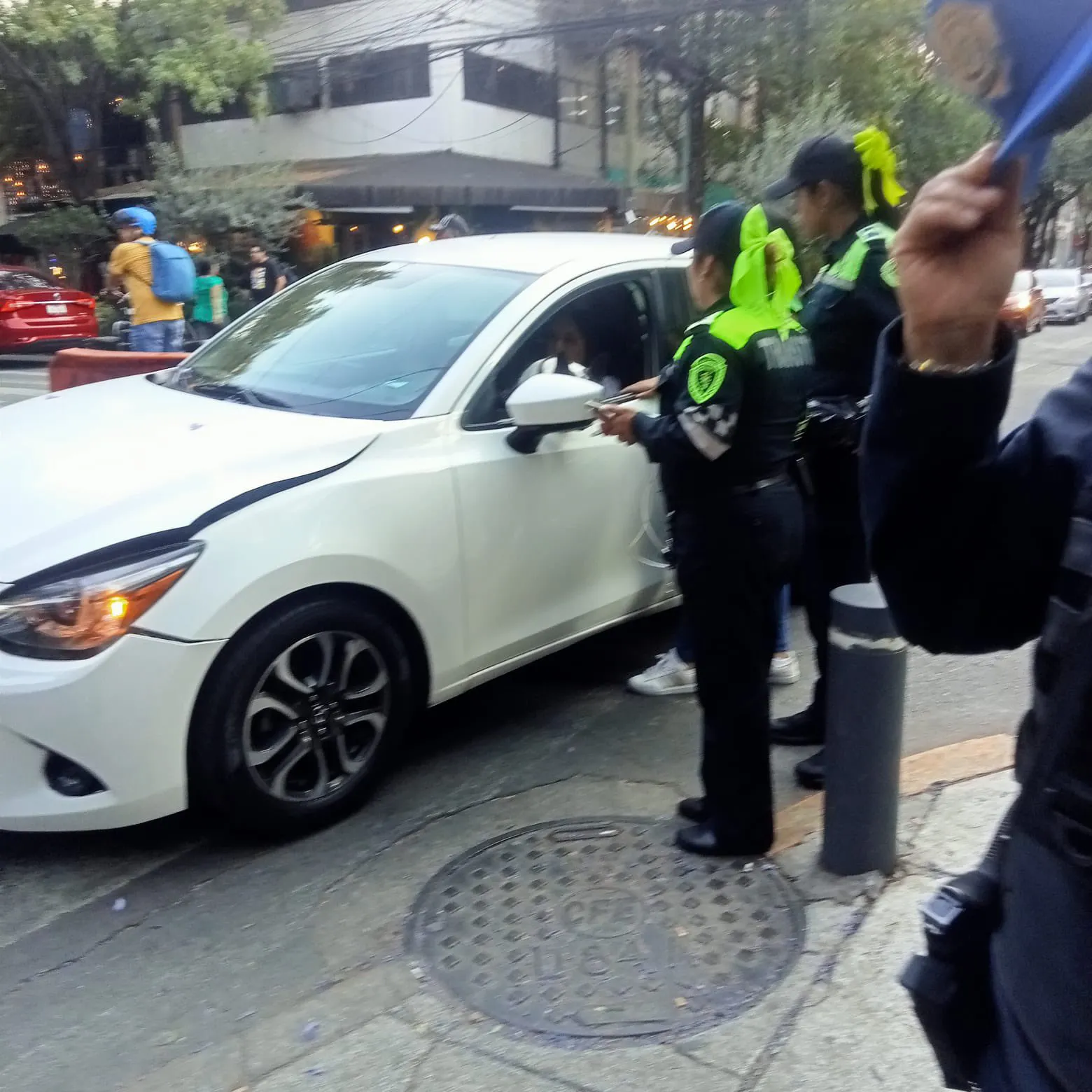 La conductora del auto blanco impactó al otro vehículo / Redes Sociales