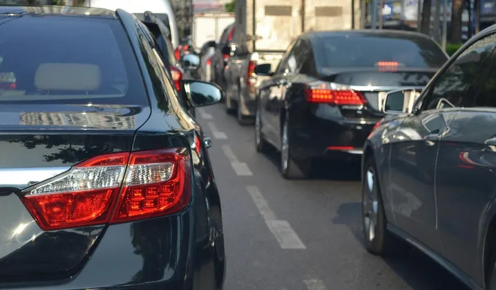 Revisa todos los días el Programa No Circula para evitar alguna multa / FREEPIK