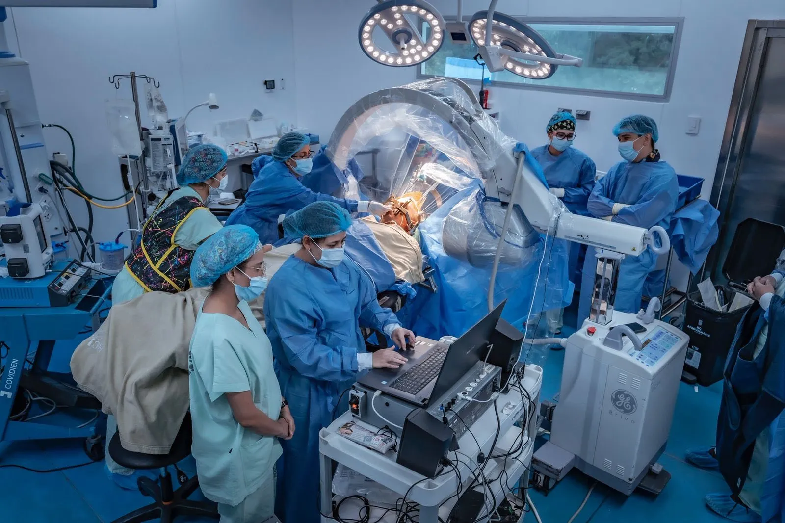 La cirugía duró seis horas donde se colocaron unos electrodos en el cerebro/ Especial