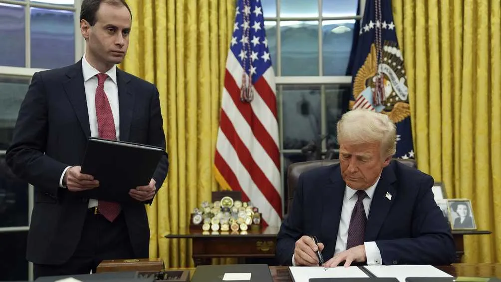 Donald Trump firmó varios órdenes ejecutivas en su primer día como Presidente/AP