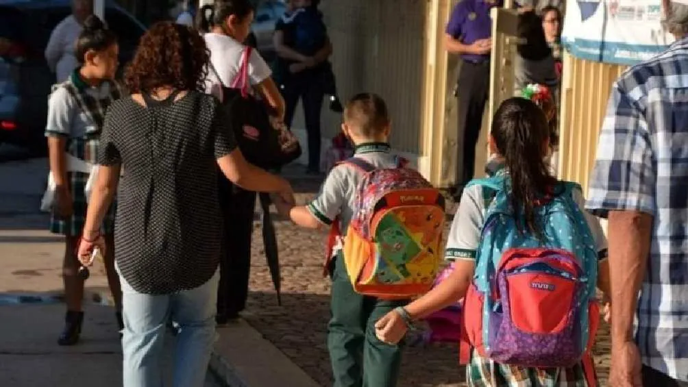 La SEP toma esta medida por las altas temperaturas que hay en el país/X
