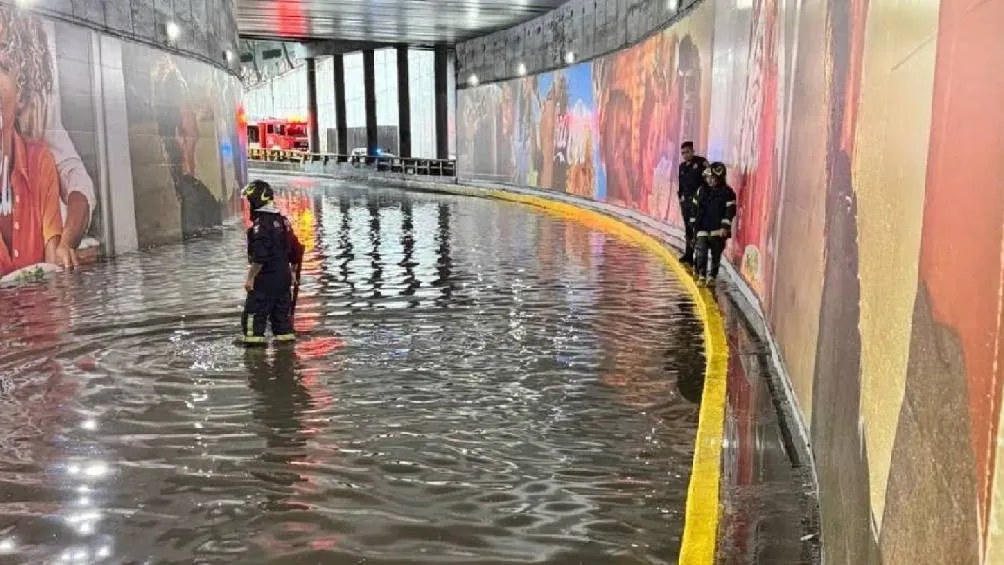 La caída de lluvia también puede afectar avenidas y pasos a desnivel/X