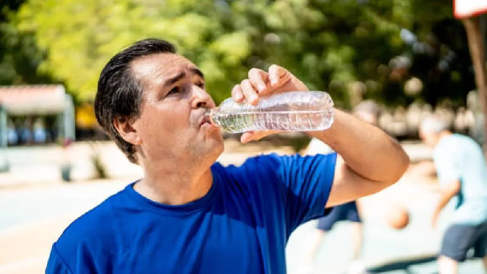 Se recomienda a las personas mantenerse hidratas ante las altas temperaturas/Pixabay