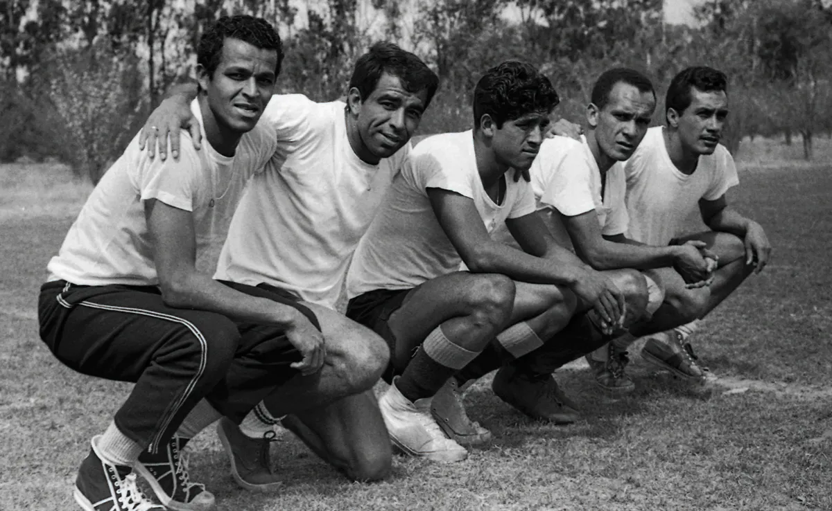 Edvaldo Izidio Neto 'Vavá' (segundo de izquierda a derecha) con Moacyr Santos, José Alves Zague y otros jugadores de América / MEXSPORT
