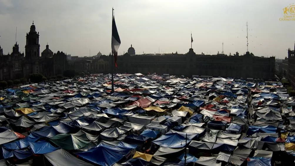 Los maestros tienen un plantón en el Zócalo desde el pasado 15 de mayo/X