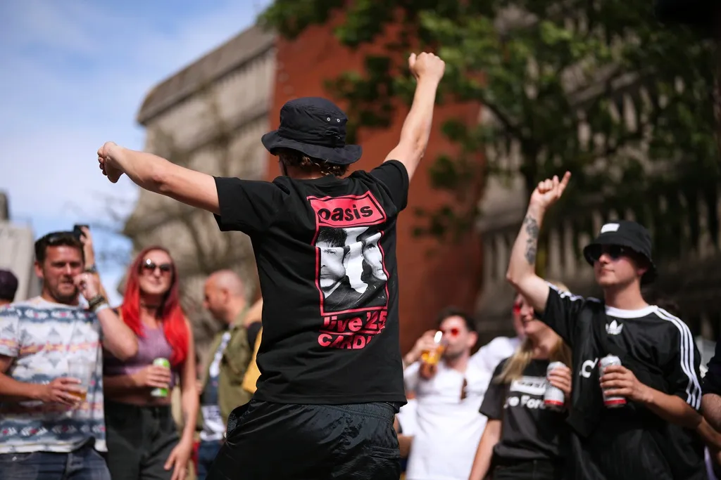 Todo era alegría en las inmediaciones del Principality Stadium de Cardiff / AP