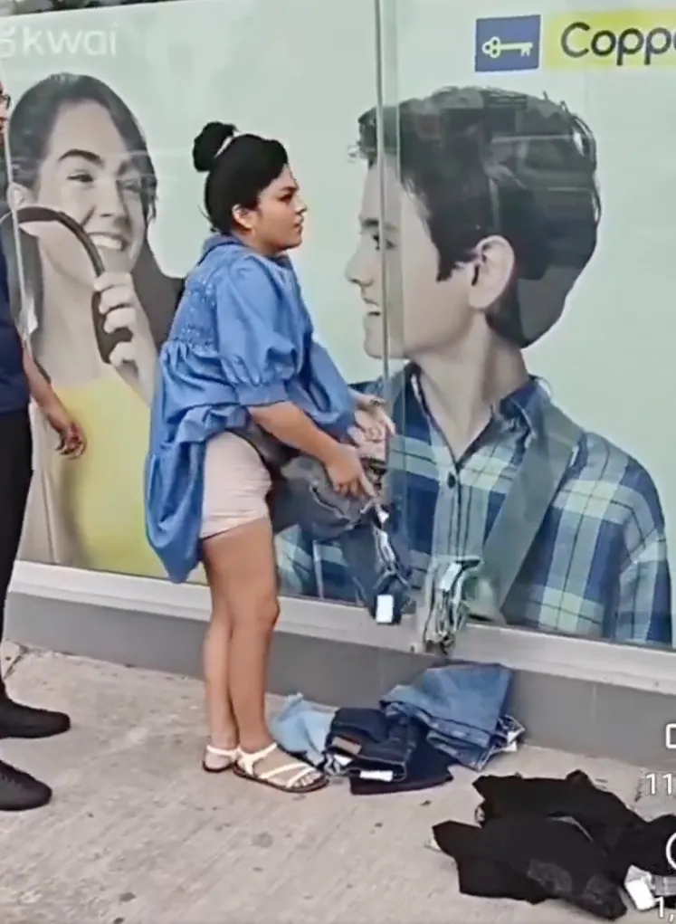 Es increíble la cantidad de prendas que llevaba bajo su vestido / Redes Sociales