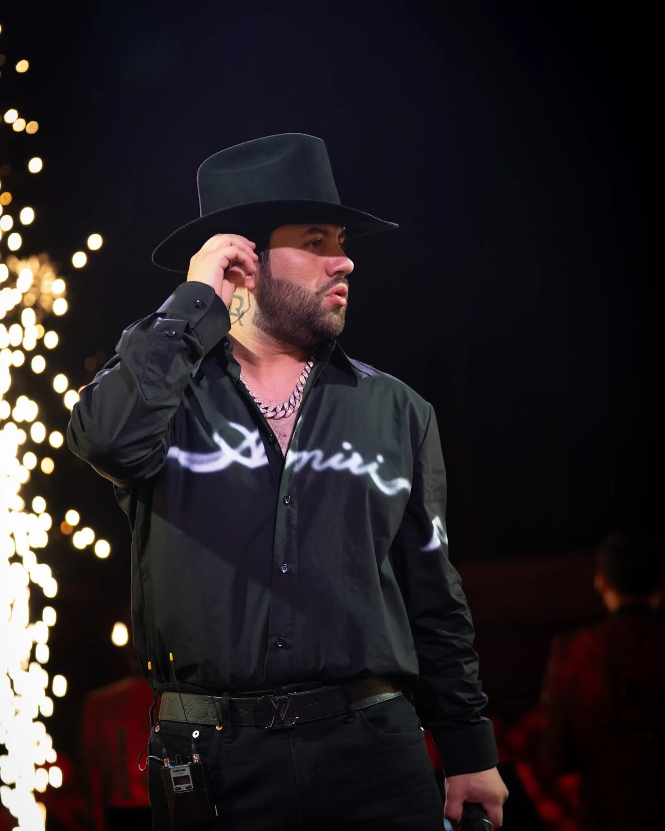 Luis R Conriquez se presentó ante la medida de no cantar música bélica / Redes Sociales