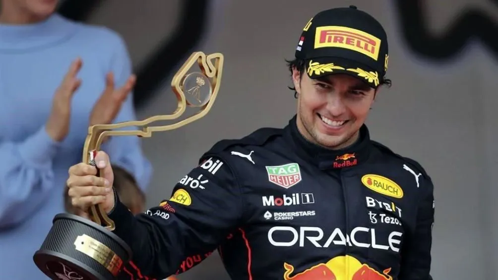 Checo celebra su victoria en Mónaco | AP