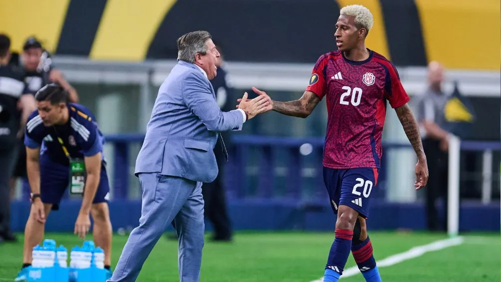 El Piojo celebra el triunfo tardío ante Dominicana | MEXSPORT