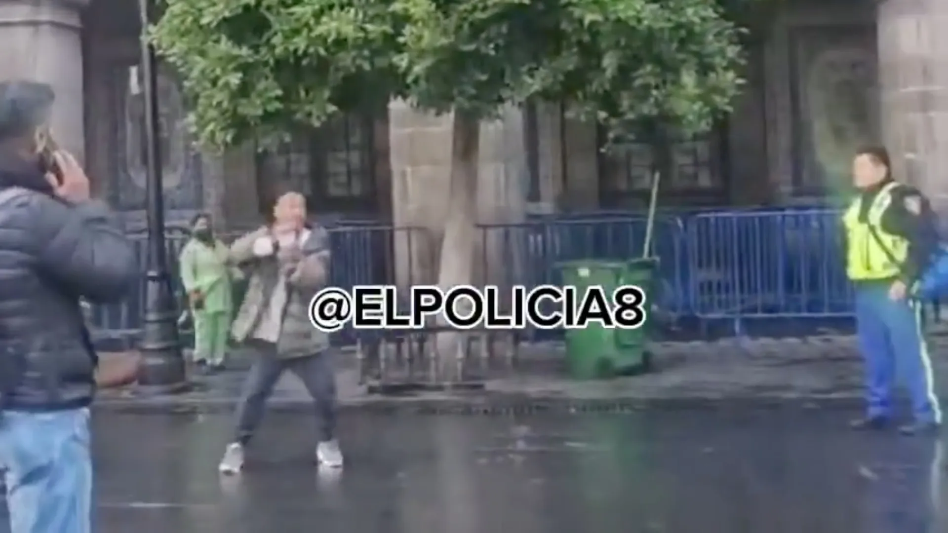 El hombre buscaba hacerse daño con un cúter / X: @ELPOLICIA8
