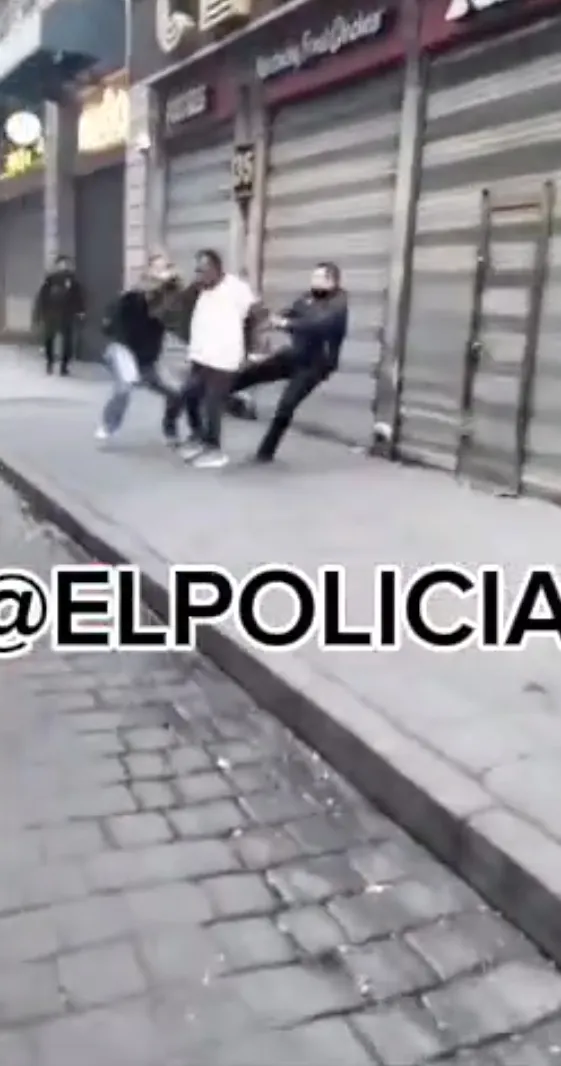 Al final, desarmaron al hombre y pusieron a salvo / X: @ELPOLICIA8