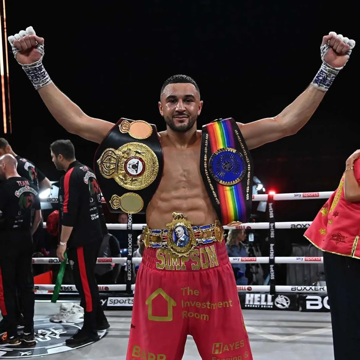 Callum Simpson presume sus cinturones