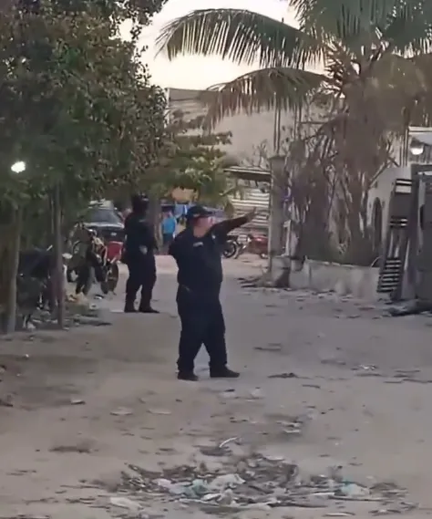 En el video se puede observar al policía lanzando piedras con una resortera