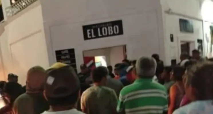 Ciudadanos del lugar pedían al extranjero para licharlo / Redes Sociales