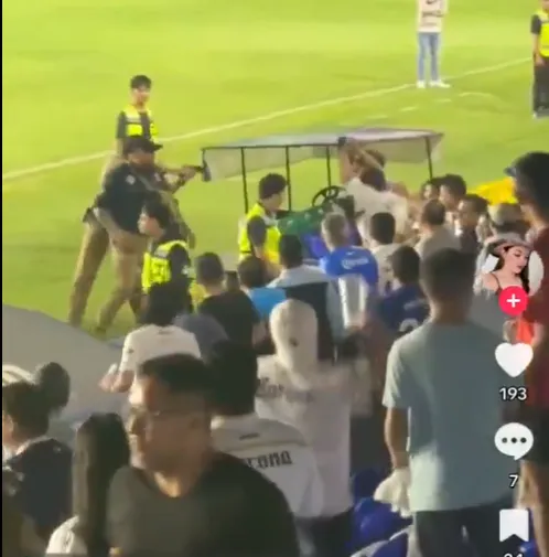 Uno de los elementos de seguridad apuntó contra aficionados