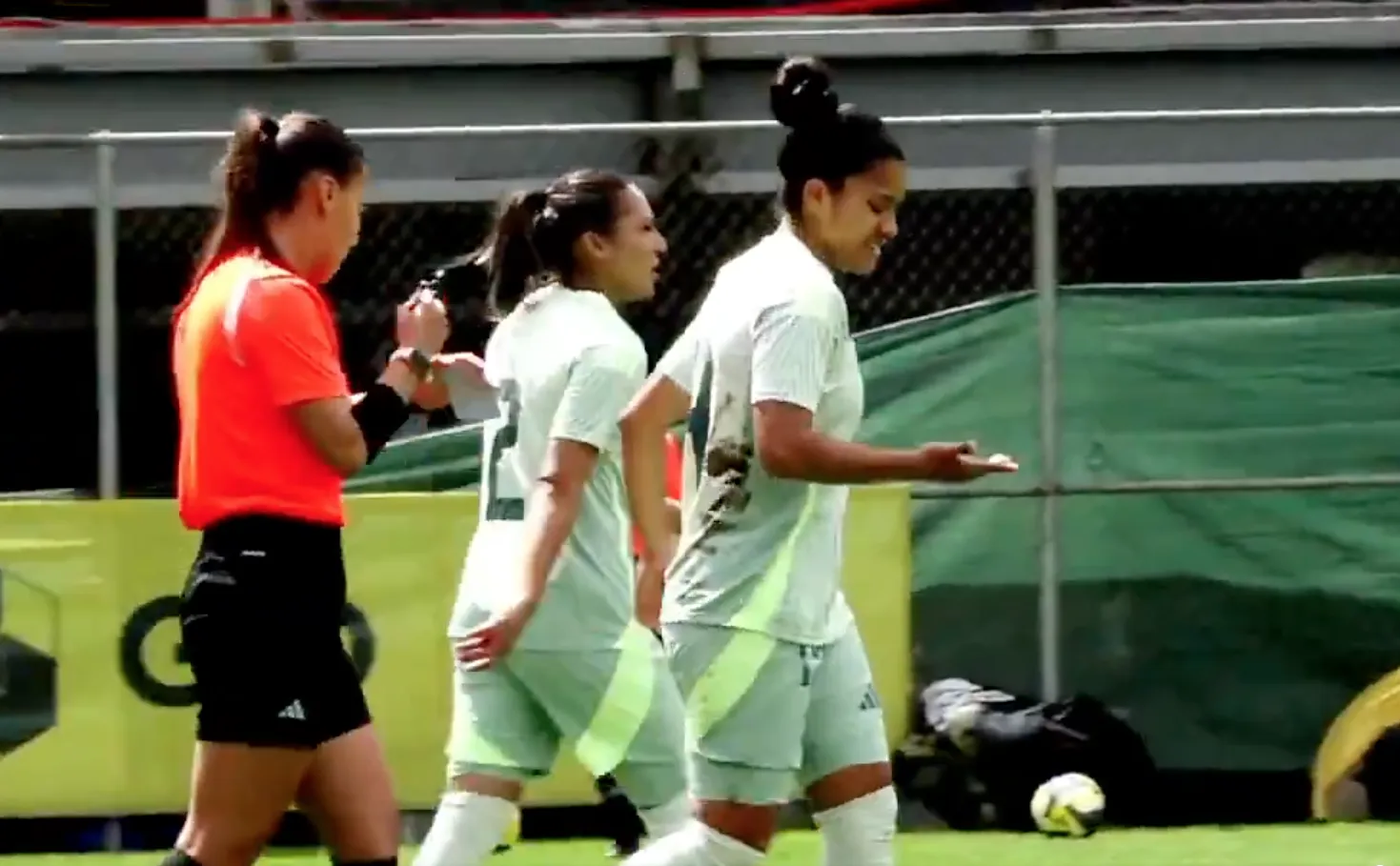 El Tri se impuso con contundencia