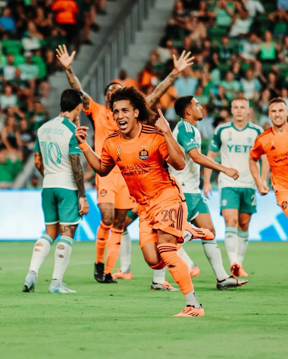 Carrasquilla en festejo de gol con Houston Dynamo