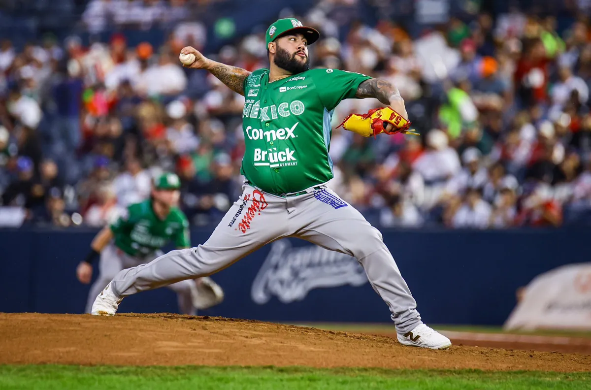 Luis Iván Rodríguez lanzando ante los nipones I X: @charrosbeisbol