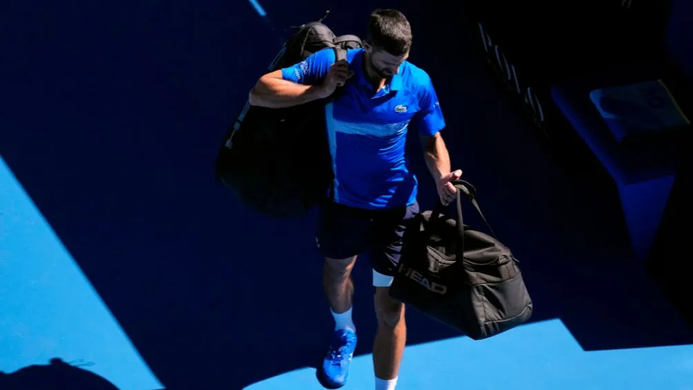 Djokovic saliendo tras lesionarse en el AO | AP