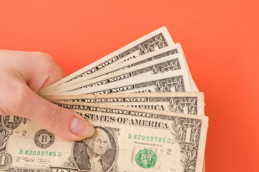 El peso se mantiene estable ya que no hay grandes cambios en el mercado bursatil / FREEPIK|