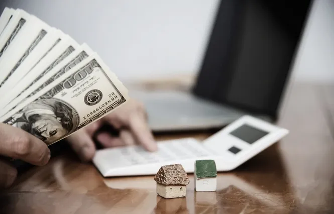 El peso se mantiene estable ya que no hay grandes cambios en el mercado bursatil / FREEPIK