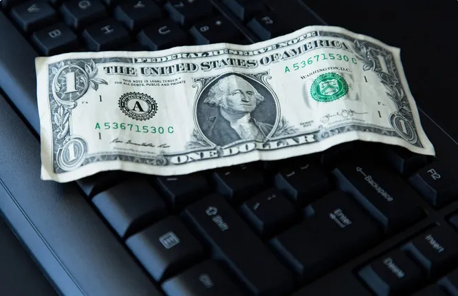 El peso se mantiene estable ya que no hay grandes cambios en el mercado bursatil / FREEPIK