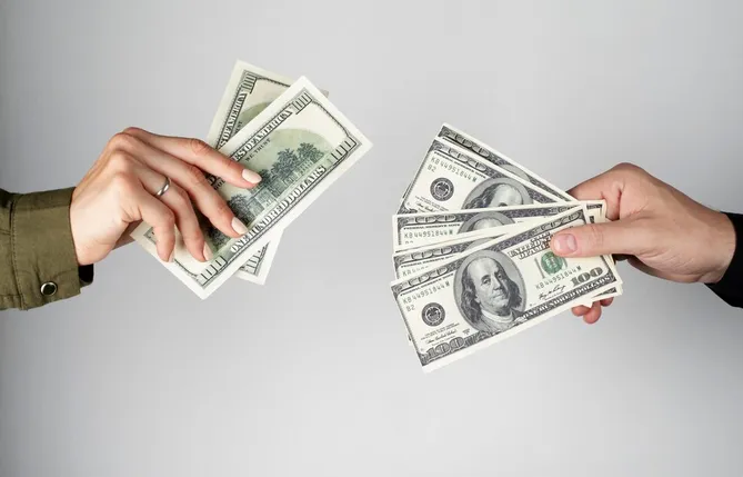 El peso se mantiene estable ya que no hay grandes cambios en el mercado bursatil / FREEPIK