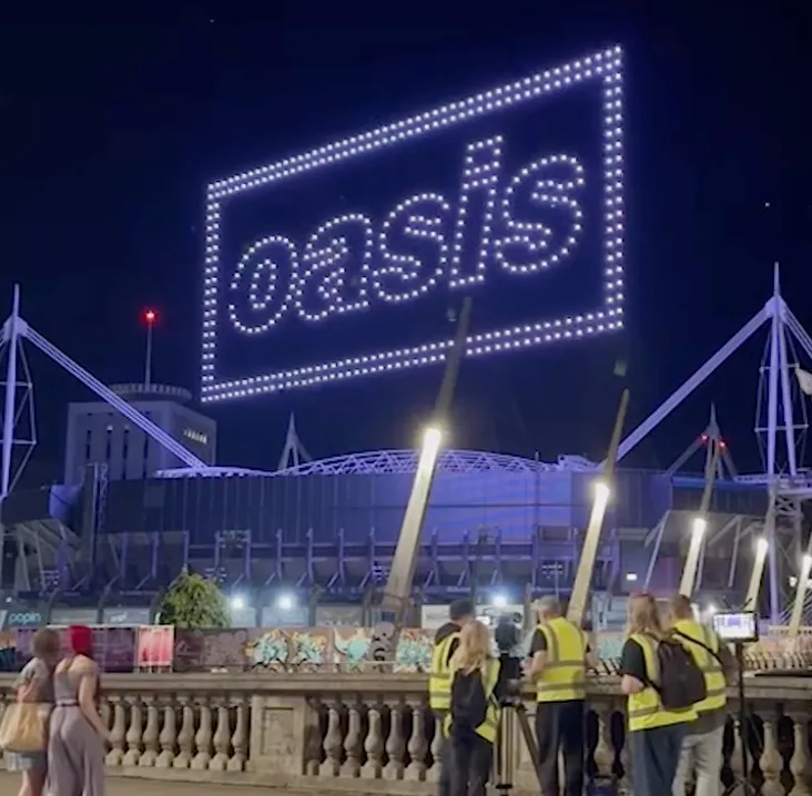 El arranque de la gira de Oasis comenzó con un juego de drones / Redes Sociales