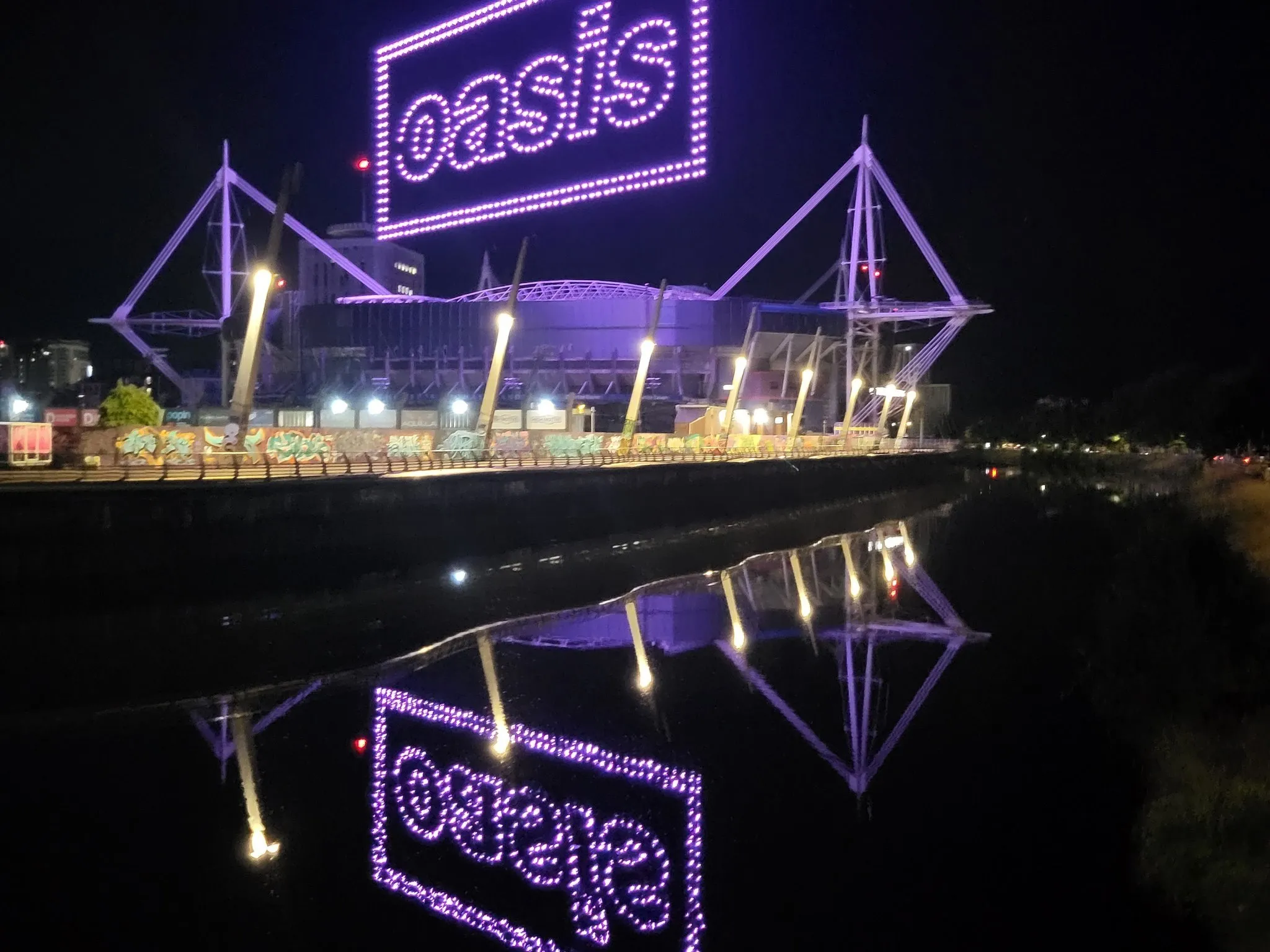 El letrero luminoso sorprendió a muchos fans de la banda / Redes Sociales