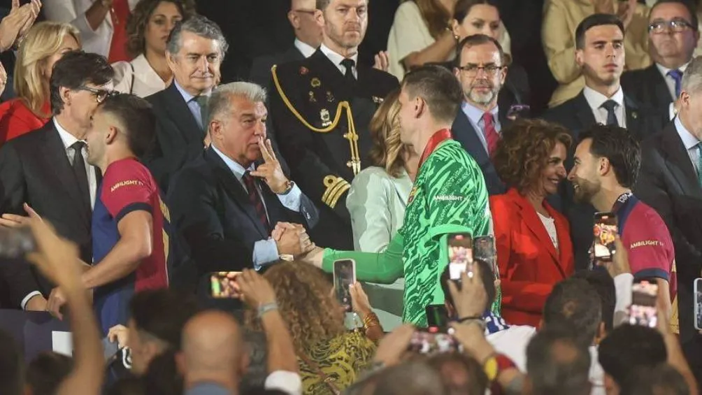 Szczęsny se quedará en Barcelona un par de año más | @FaktaSepakbola