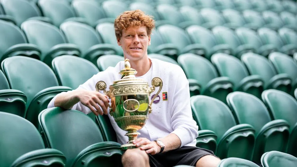 Sinner celebra su trofeo de Wimbledon | @Wimbledon