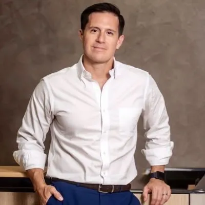 El funcionario José Antonio Camposano trató de defender su producto / Redes Sociales