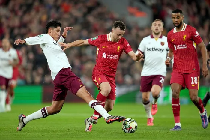 Edson Álvarez en un partido de West Ham