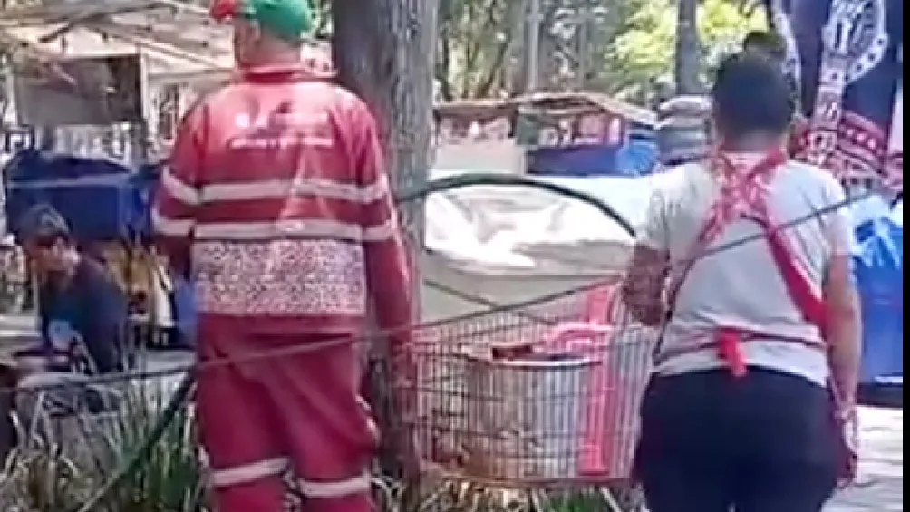 El trabajador de Parques y Jardines también fue señalado por haber facilitado agua no potable/Redes Sociales