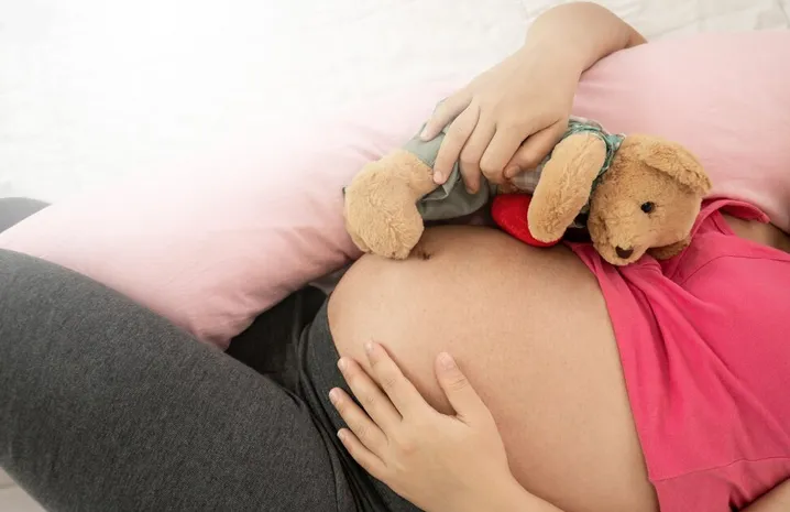 Las políticas sociales han ayudado a disminuir los embarazos en adolescentes / FREEPIK