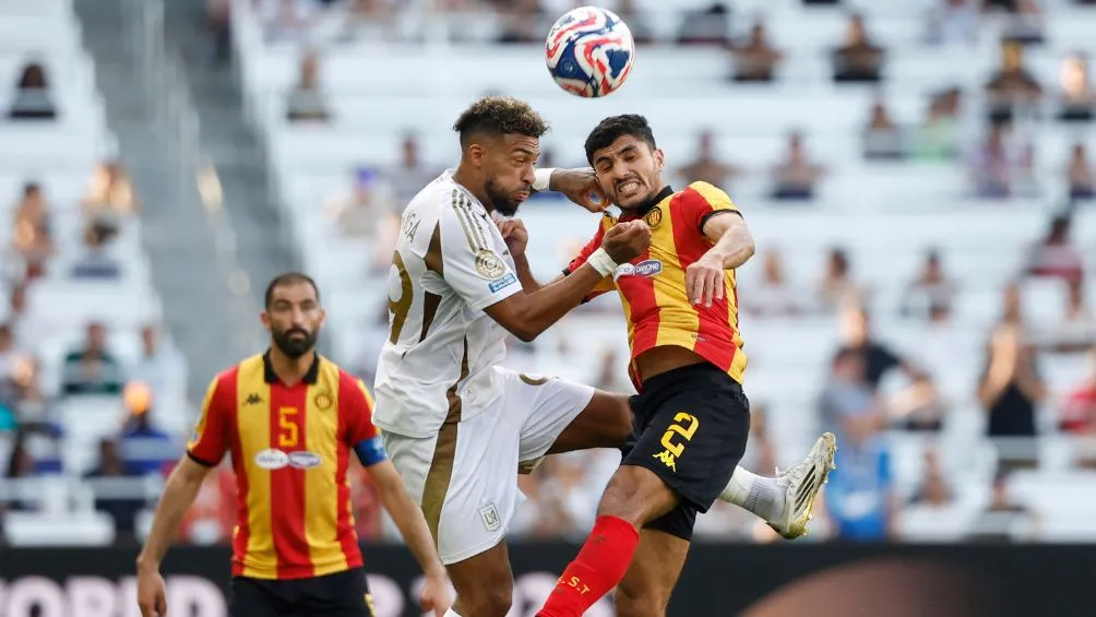 Denis Bouanga durante el encuentro ante el cuadro africano | AP