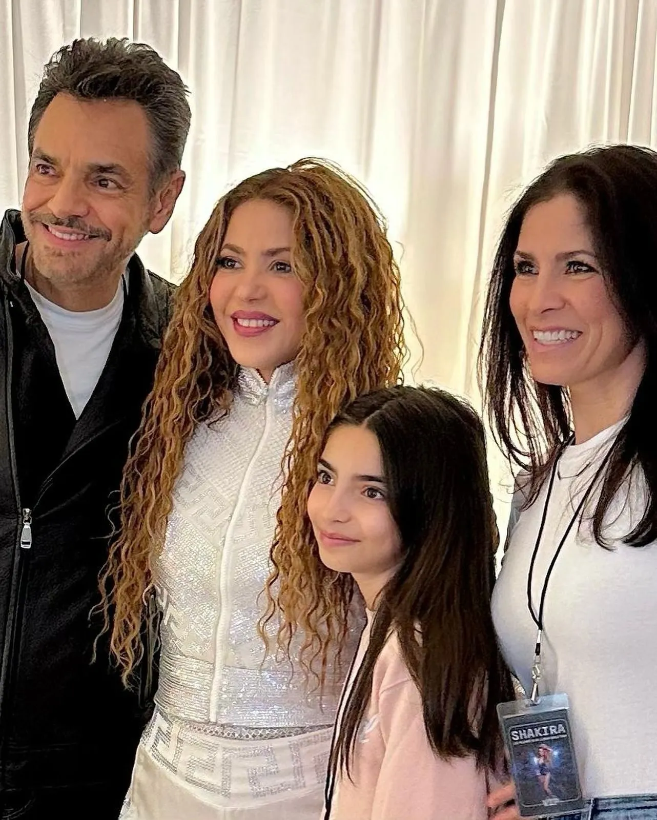 Los Derbez terminaron posando para la foto con la colombiana / FB: @EugenioDerbezTV