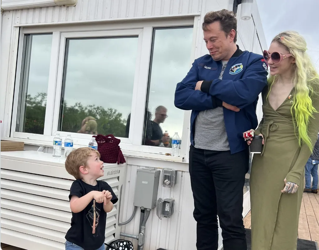 Grimes y Elon Musk comparten tres hijos de su relación / Redes Sociales