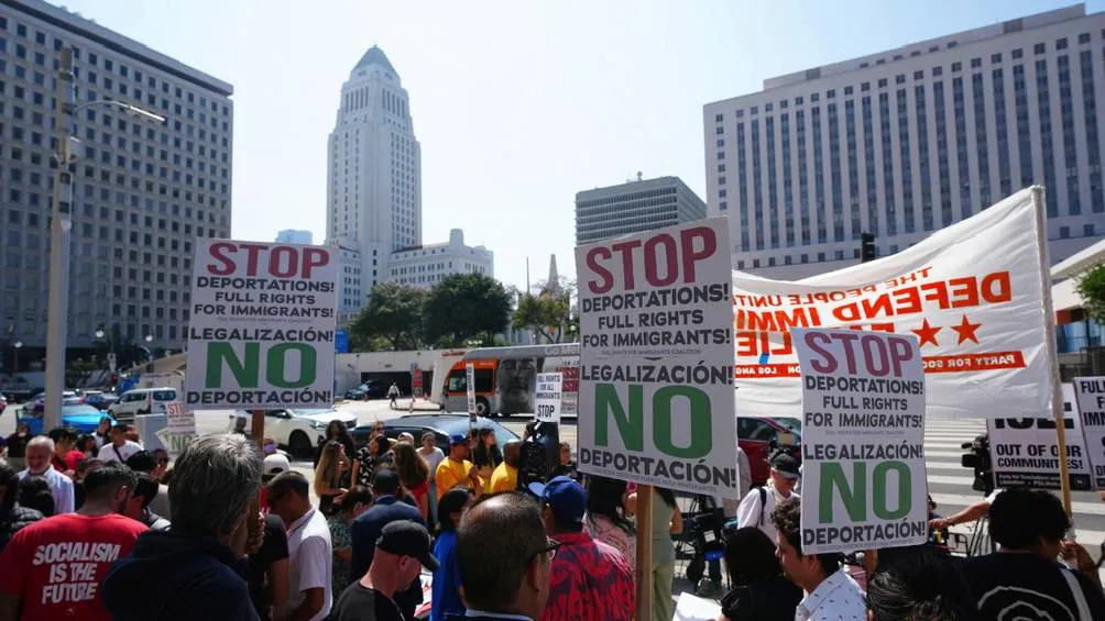 Latinos llevan días manifestándose por redadas en Los Ángeles/AP