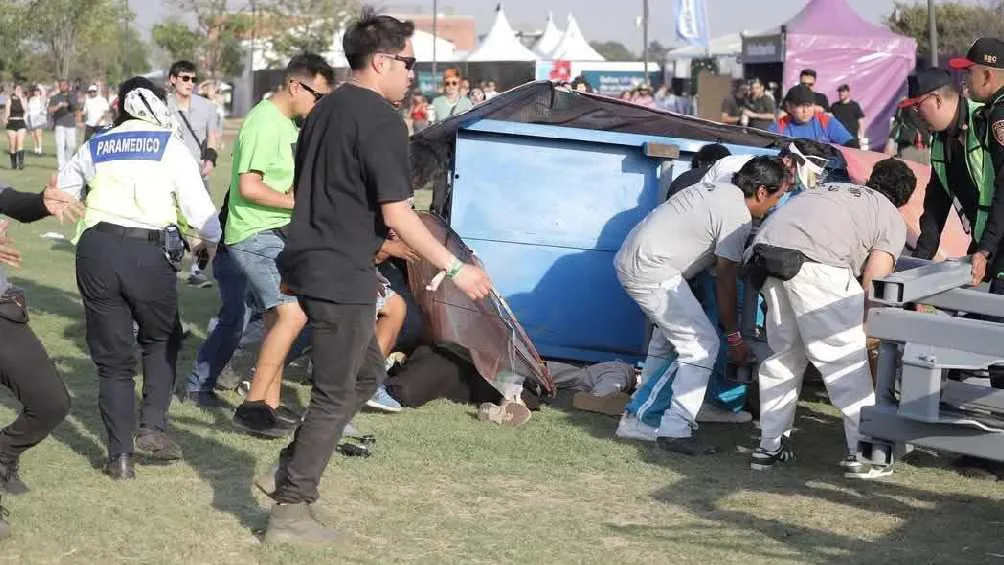 Los dos jóvenes murieron luego de que les cayera encima una grúa y una estructura metálica/X