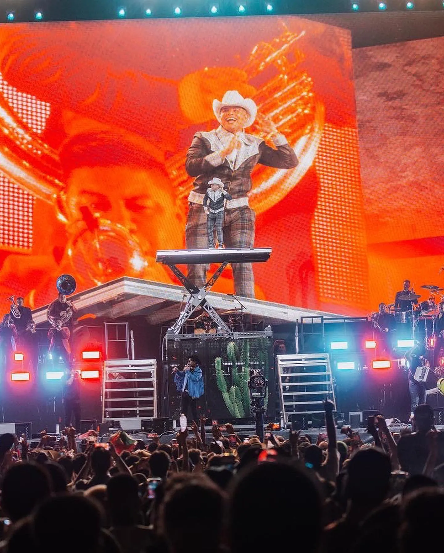 Las amenazas llegaron hasta la persona que pone las luces / FB: @GrupoFirmeOficial