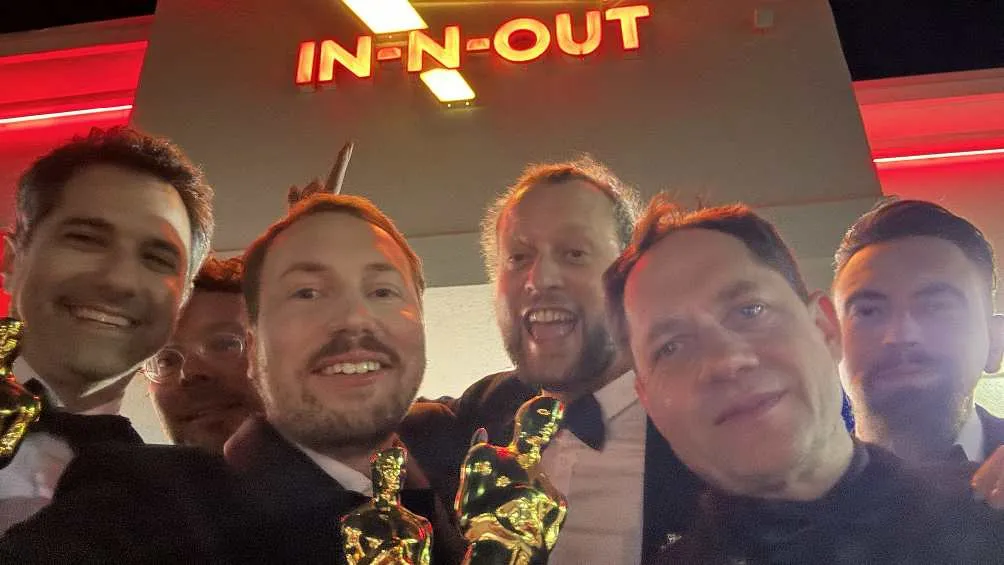 Todo el equipo de Flow celebró su logro en un restaurante de comida rápida/X